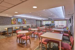 a dining room with tables and chairs and tablesktop at Hampton Inn Flemington in Flemington
