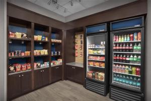 Supermarket nebo jiné obchody v  hotelu nebo okolí