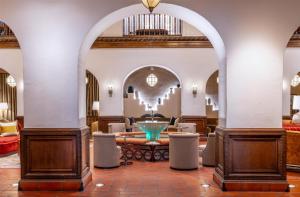Posezení v ubytování Hotel Andaluz Albuquerque, Curio Collection By Hilton