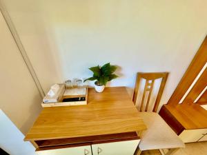 une table en bois avec une plante au-dessus dans l'établissement TM HOUSE - Private Rooms, à Bansko