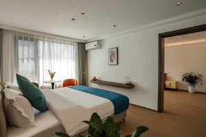 una camera da letto con un letto grande e uno specchio di Dali Yunqi Wangyue丨Guanshan Luxiao Ancient City Resort a Dali