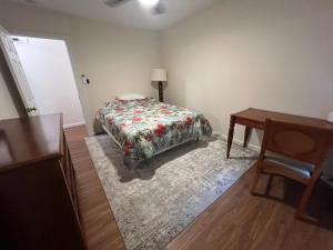 Cozy Custom Vacation Home客房内的一张或多张床位