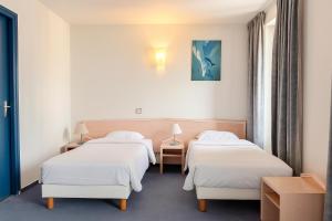 Postel nebo postele na pokoji v ubytování Hôtel de Genève et Restaurant , Faverges-Seythenex