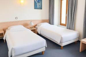 Postel nebo postele na pokoji v ubytování Hôtel de Genève et Restaurant , Faverges-Seythenex
