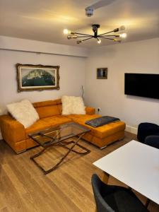a living room with a couch and a tv at Casa Del Telegrafo in Labin