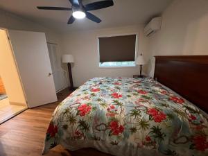 Cozy Custom Vacation Home客房内的一张或多张床位