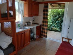 Kuchyňa alebo kuchynka v ubytovaní Villa Georgina B&B