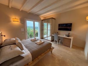 A television and/or entertainment centre at Relais dei Molini - Villa dei Molini