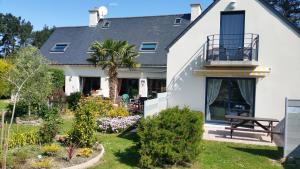 a house with a garden in front of it at Appartement Océane in Groix