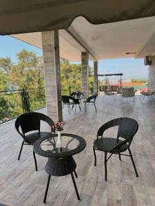 um pátio com cadeiras e uma mesa com vista em Hotel Love em Kobuleti