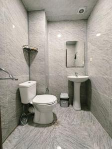 um banheiro com vaso sanitário e pia em Hotel Love em Kobuleti