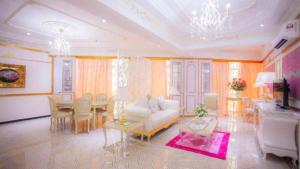 ein Wohnzimmer mit einer weißen Couch und einem Tisch in der Unterkunft Lace Boutique Hotel in Johor Bahru