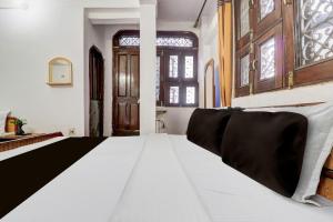 Postel nebo postele na pokoji v ubytování Hotel O Kavish Residency