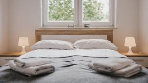 Un dormitorio con una cama con dos toallas encima. en Na Wydmie, Sun & Snow, en Ustka