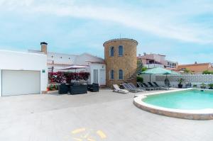 une cour avec une piscine et un bâtiment dans l'établissement WELCS CASA 111 EMP con piscina, à Empuriabrava