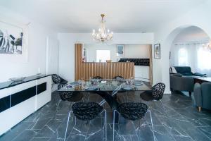 une salle à manger avec une table et quelques chaises dans l'établissement WELCS CASA 111 EMP con piscina, à Empuriabrava