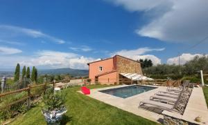 モンテルーポ・フィオレンティーノにあるSotto colle - villaのプールと家のあるヴィラ