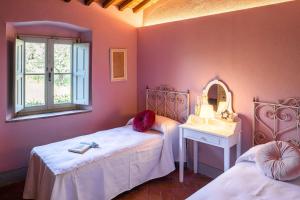 モンテルーポ・フィオレンティーノにあるSotto colle - villaのベッドルーム1室(ベッド2台、シンク、鏡付) +35枚の写真