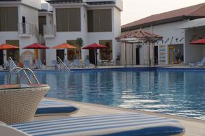 Bazén v ubytování Mirage Bab Al Bahr Hotel nebo v jeho okolí