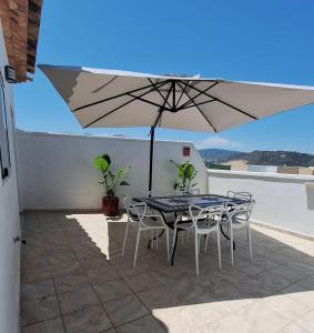 Balkón nebo terasa v ubytování Ático Dúplex Baladrar Gran Terraza 8Km Playa Dénia-Oliva Nova Golf -IDEAL Familias y Grupos