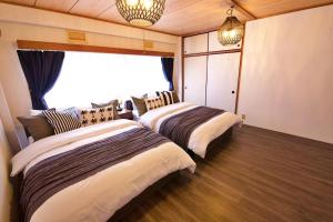 箱根町にある高風荘 Kofuso A棟Cの窓のある部屋にベッドが2つある