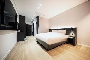 Krevet ili kreveti u jedinici u objektu Hound Hotel Mokpo Peace Plaza