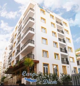 un edificio bianco con balconi di Carpe Diem Apartments-Hotel a Shëngjin