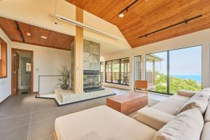 a living room with a couch and a fireplace at プライベートリゾート飛鳥 in Atami