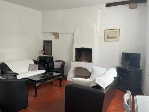 un salon avec deux canapés et une cheminée dans l'établissement coeur de ville, à Beaugency