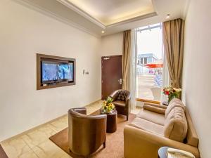 TV a/nebo společenská místnost v ubytování Mirage Bab Al Bahr Hotel