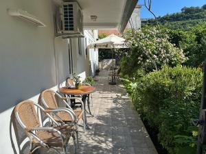 a table and chairs on the side of a building at Apartments Suzana in Herceg-Novi