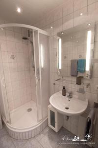 Ένα μπάνιο στο 59 Ferienwohnung Südstrandglück App.68-004