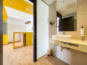 un baño con lavabo y espejo en Emerald Sun Hotel, en Cambrils 149 fotos más