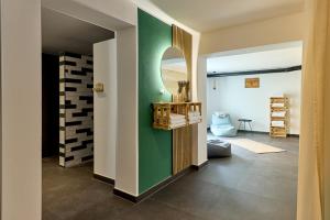 Postel nebo postele na pokoji v ubytování Moselhotel Weinhaus Simon `Sauna`Restaurant`ELadesäule