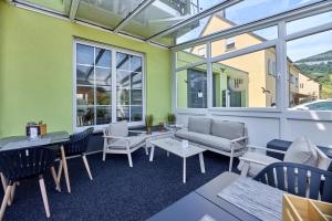 Posezení v ubytování Moselhotel Weinhaus Simon `Sauna`Restaurant`ELadesäule