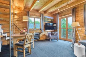 a log cabin office with a desk and a tv at Chalets zum Latschen in Mauth