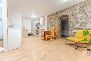 a kitchen and living room with a table and chairs at Apartment in ruhiger Lage in Krems an der Donau