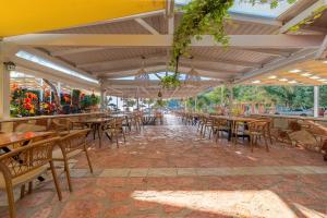 Gallery image of Alex bar apartments in Sarakiniko