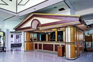 ein Restaurant mit einer Bar in einem Gebäude in der Unterkunft OYO 2360 Hotel Rio in Bengkulu