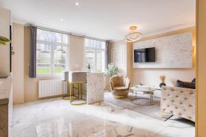 un ampio soggiorno con tavolo e divano di Casa Gauda, Jacuzzi, détente et sérénité a Falaise