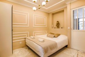 una camera da letto con un letto e un lampadario di Casa Gauda, Jacuzzi, détente et sérénité a Falaise