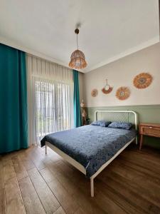 Un dormitorio con una cama y una ventana grande. en Green Roof Villa - Sea View & Large Garden, en Gökçeada