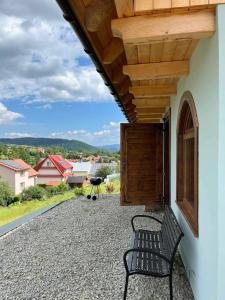 a black bench sitting on the side of a building at Domki Nad Bocianim Gniazdem in Bukowiec