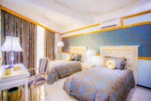 ein Hotelzimmer mit 2 Betten und einem Schreibtisch mit einem Schreibtisch in der Unterkunft Lace Boutique Hotel in Johor Bahru + 13 Fotos