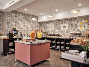 a bakery with a counter in a store at Garner Hotel Berlin - Schöneberg by IHG in Berlin