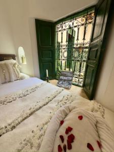 Postel nebo postele na pokoji v ubytování Riad Al Karama