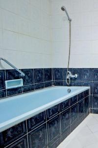 ein Badezimmer mit Badewanne und Dusche in der Unterkunft OYO 2360 Hotel Rio in Bengkulu