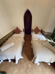 Postel nebo postele na pokoji v ubytování Riad Al Karama