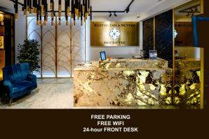 布加勒斯特Elitte Inn & Suites的大堂设有前台和蓝椅