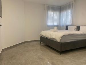 Postel nebo postele na pokoji v ubytování SeaNest Eilat